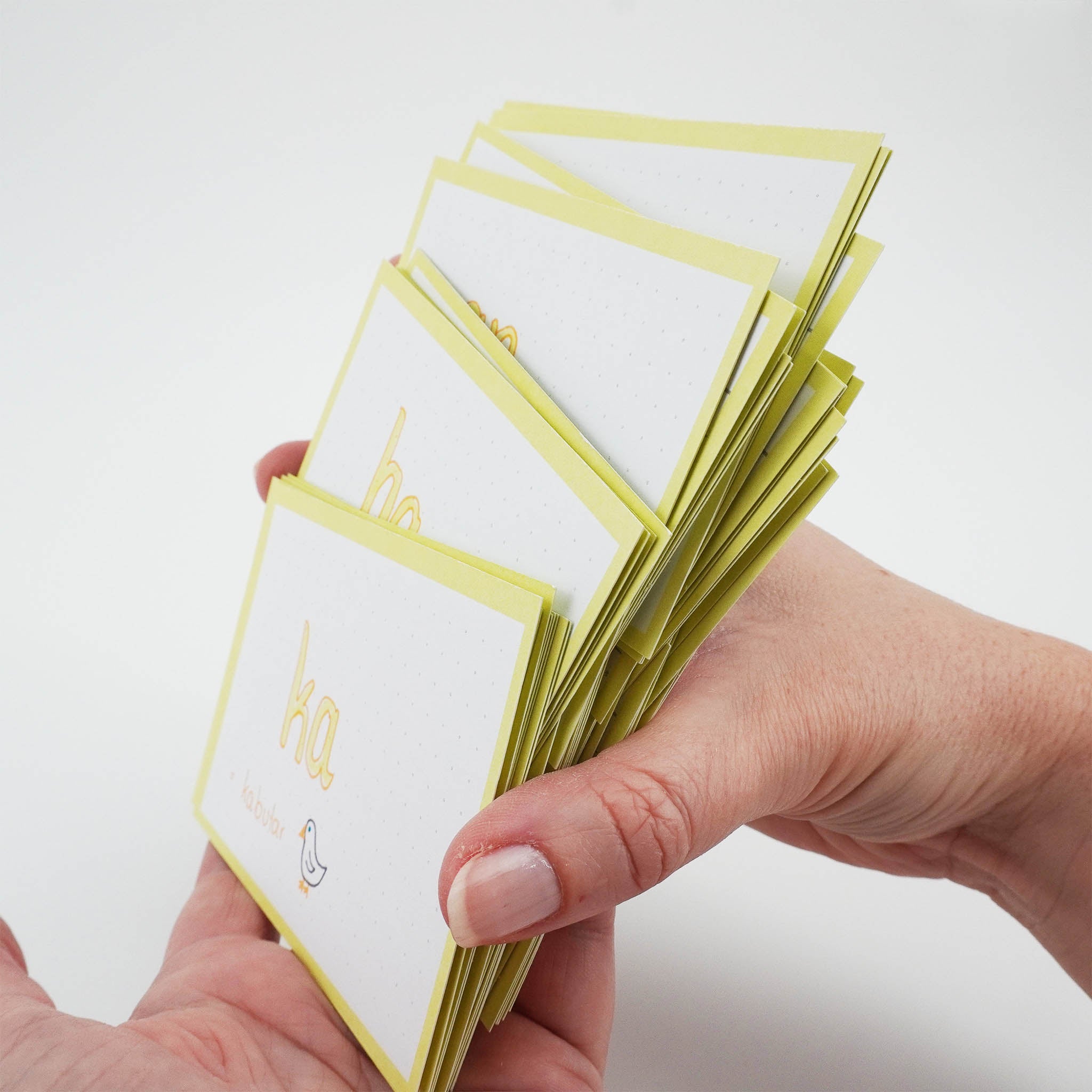 Leitner Flashcards A7 Pastel Dotted yellow lifestyle 3