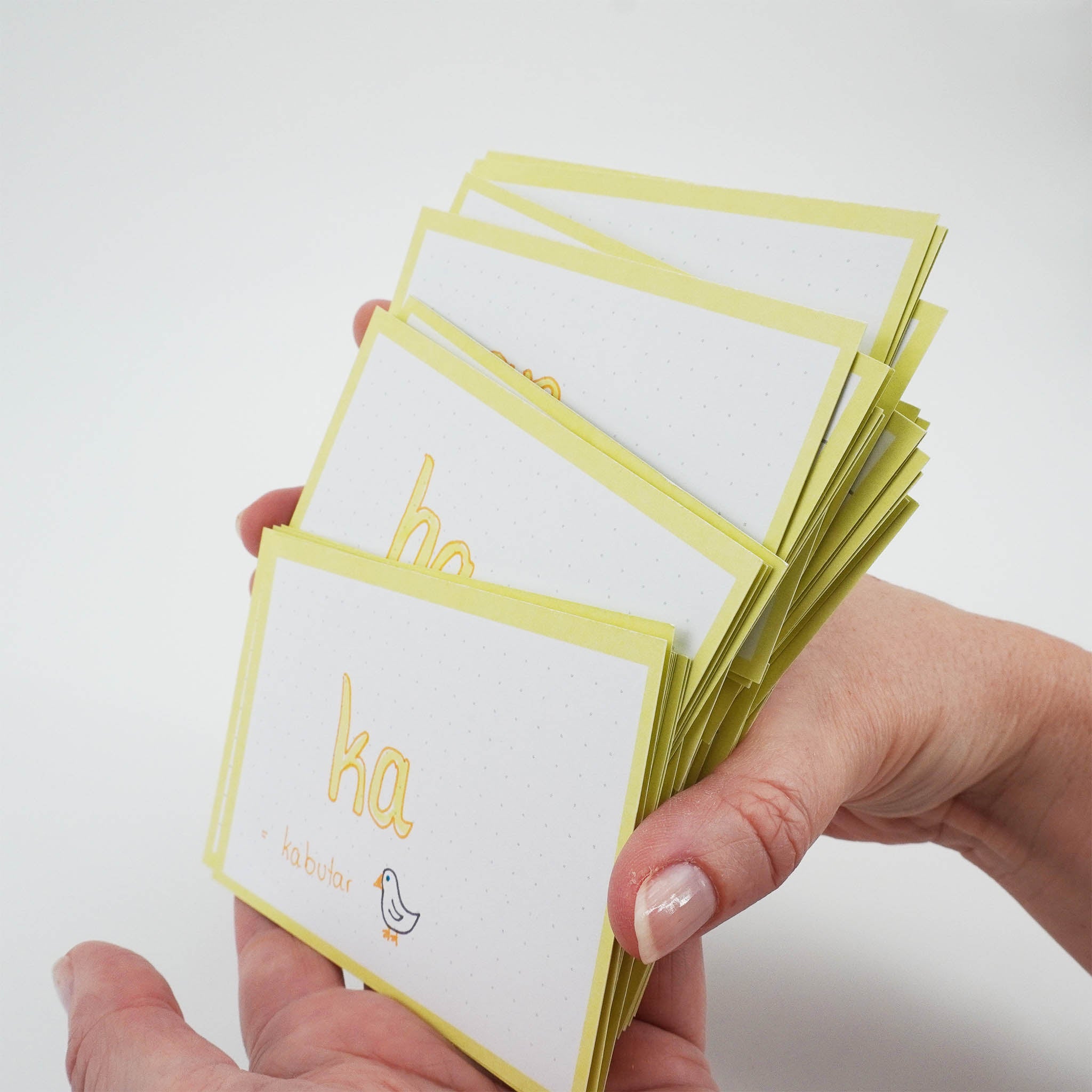 Leitner Flashcards A7 Pastel Dotted yellow lifestyle 4
